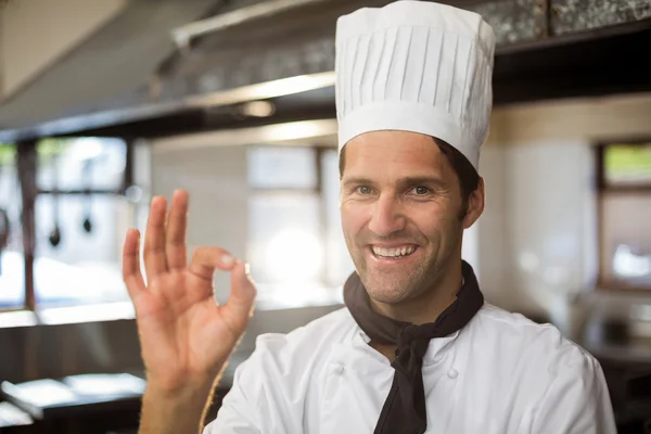Felice chef facendo segno ok — Foto Stock