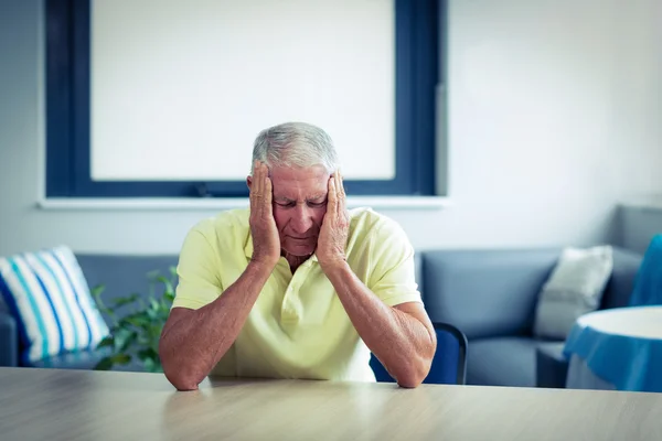 Senior man som lider av huvudvärk — Stockfoto