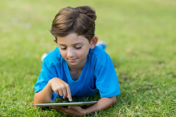 Jongen met behulp van Tablet PC in park — Stockfoto