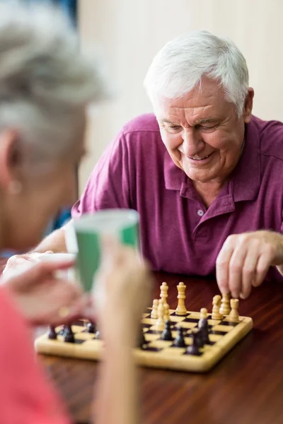 Para seniorów gra w szachy — Zdjęcie stockowe