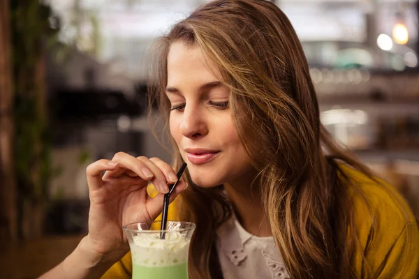 Casual woman drinking a cocktail — Stock Photo, Image