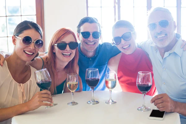 Vrienden in zonnebril poseren met dranken — Stockfoto