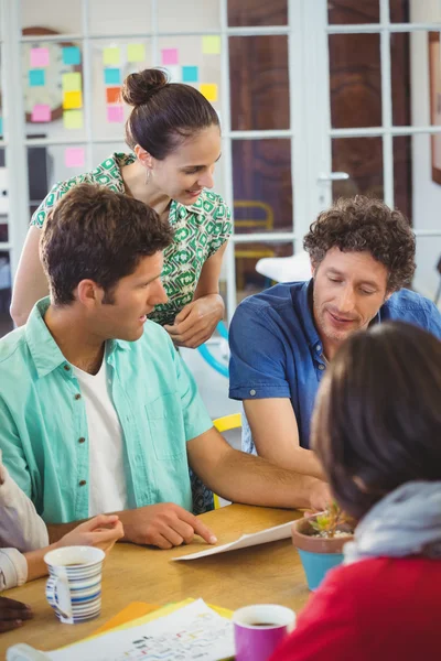 Geschäftsleute arbeiten zusammen — Stockfoto