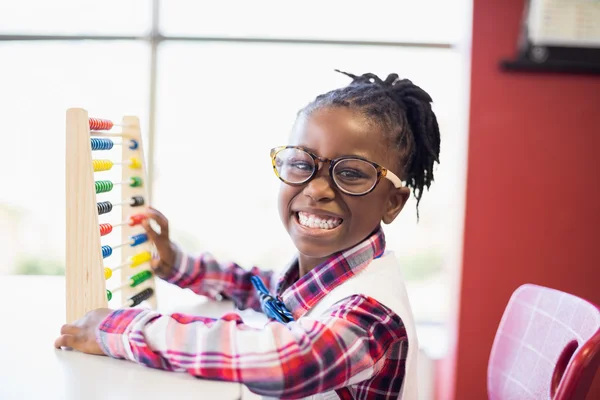 Écolière utilisant maths abaque à l'école — Photo