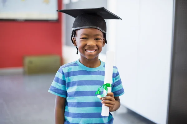 Schooljongen bedrijf certificaat in klas — Stockfoto