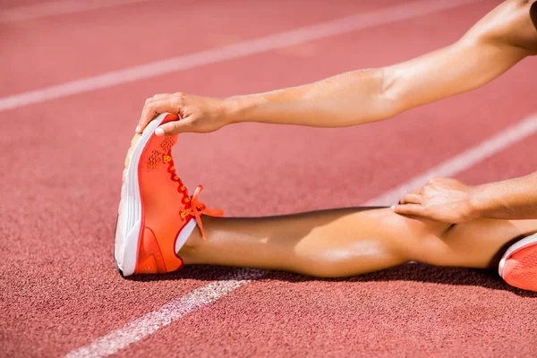 Kadın atlet koşu parkuru ısınmaya — Stok fotoğraf