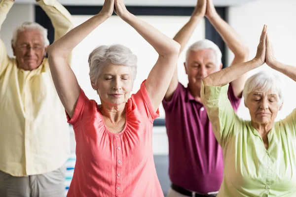 Anziani che fanno yoga con gli occhi chiusi — Foto Stock