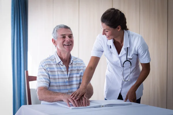 Female doctor helping patient — Stock Photo, Image