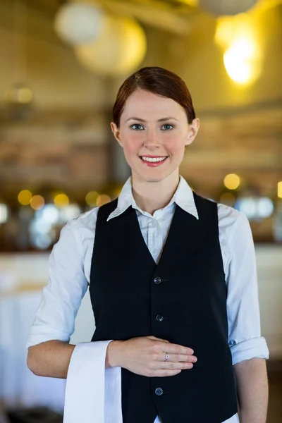 Camarera con servilleta — Foto de Stock