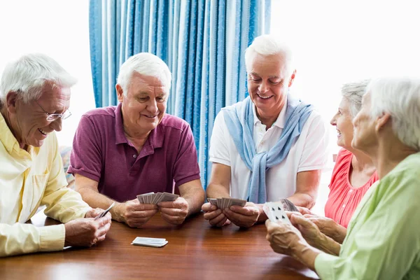 Senioren spielen gemeinsam Karten — Stockfoto