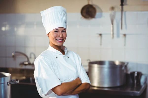 Chef de pé com os braços cruzados — Fotografia de Stock