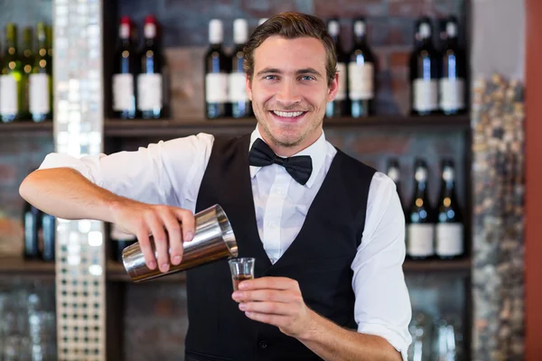 Barman tequila binnenstromen shot glas — Stockfoto