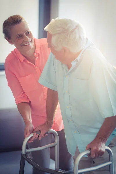 Senior vrouw helpen senior man — Stockfoto