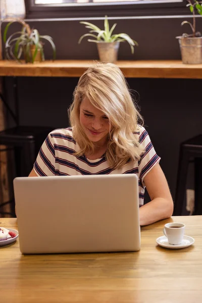 Mujer usando portátil — Foto de Stock