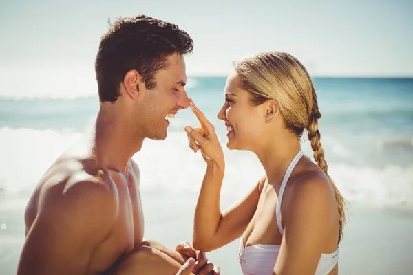 Casal se divertindo na praia — Fotografia de Stock