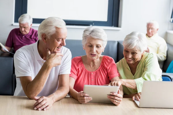 Senioren met behulp van technologie — Stockfoto