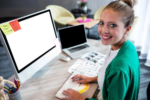 Mulher de negócios casual usando um computador — Fotografia de Stock