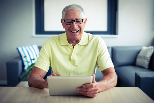 Homem sênior usando tablet digital — Fotografia de Stock