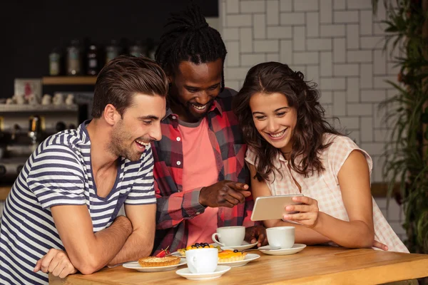 Amigos usando un smartphone —  Fotos de Stock