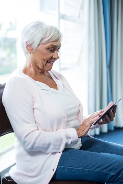 Seniorenvrouw met digitale tablet — Stockfoto