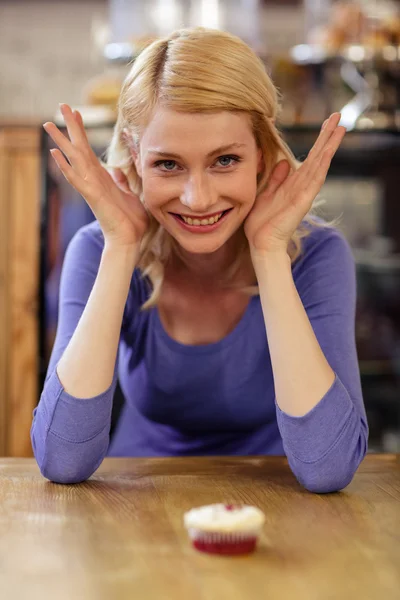 Kund med cookie i restaurang — Stockfoto