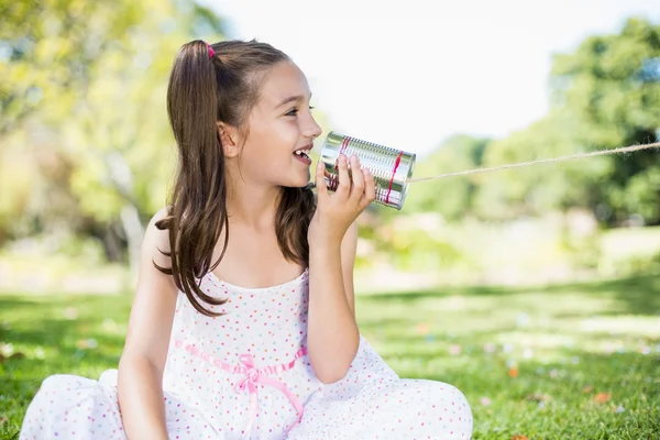 Chica hablando a través de lata puede teléfono — Foto de Stock