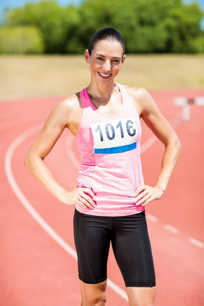 Portretul atletei feminine în picioare cu mâinile pe șolduri — Fotografie, imagine de stoc