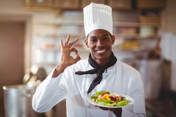 Heureux chef faisant ok signe — Photo
