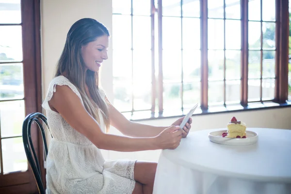 Жінка використовує планшет в ресторані — стокове фото