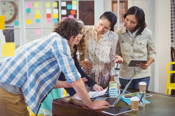 Samenwerking tussen zakenmensen — Stockfoto