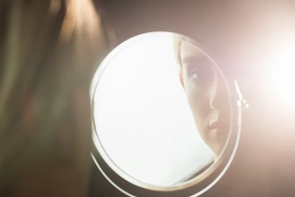 Мужчина в зеркале. Mirror песня на французском. Отражение человека в зеркале. Самооценка и любовь к себе. Текст песни mirror mirror milli.