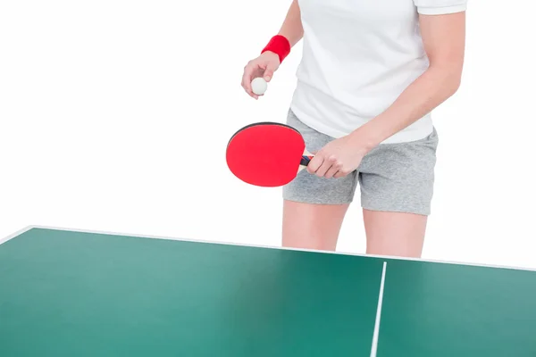 Atleta donna che gioca a ping pong — Foto Stock