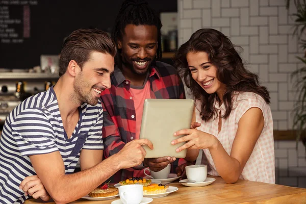 Amigos usando una tableta — Foto de Stock