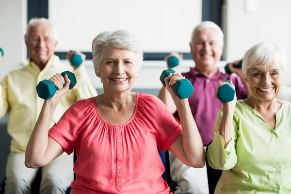 Seniors using weights — Stock Photo, Image