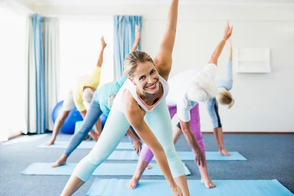 Istruttore che esegue yoga con gli anziani — Foto Stock