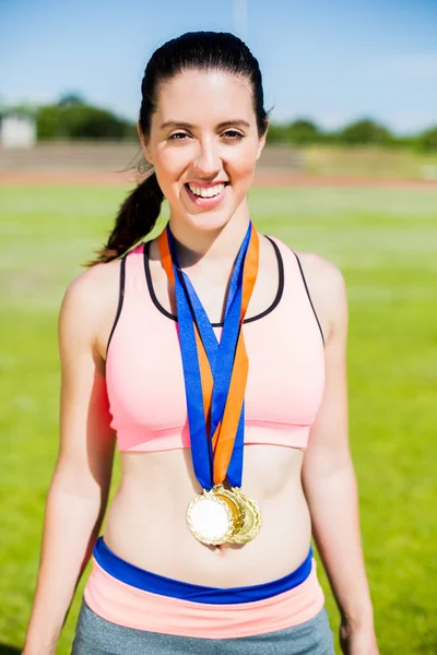 Atleta feminina com medalhas de ouro ao redor do pescoço — Fotografia de Stock