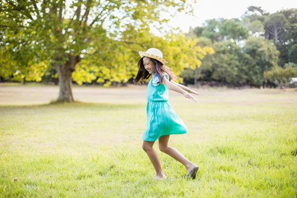 Gelukkig meisje spelen in park — Stockfoto