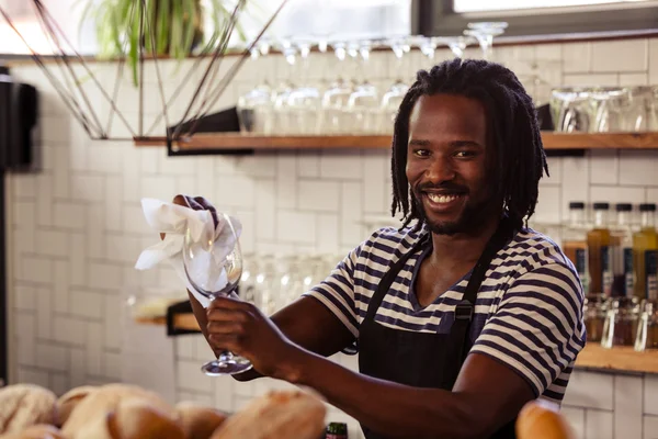 Sonriente trabajador hipster limpiando gafas — Foto de Stock