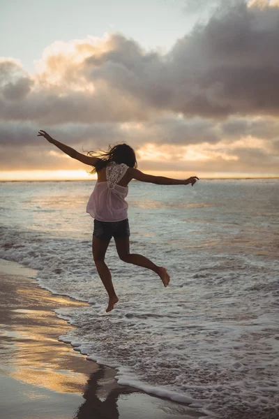 Donna che salta sulla spiaggia — Foto Stock