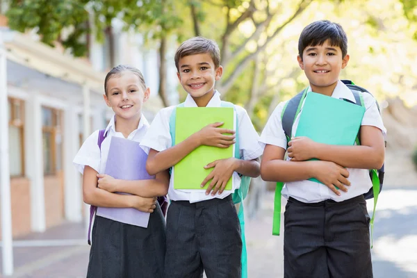 Niños de la escuela de pie en el campus — Foto de Stock