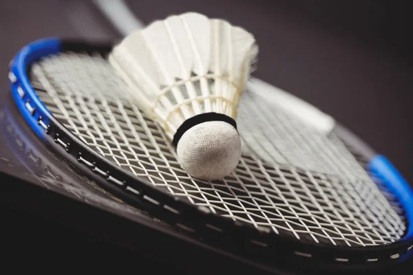 Närbild av skyttel och badminton racket — Stockfoto