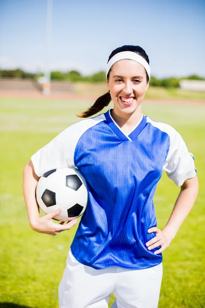 Jogador de futebol feliz de pé com uma bola — Fotografia de Stock