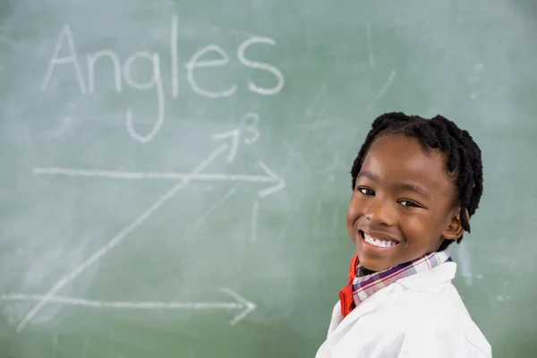 Écolier contre tableau dans la classe — Photo