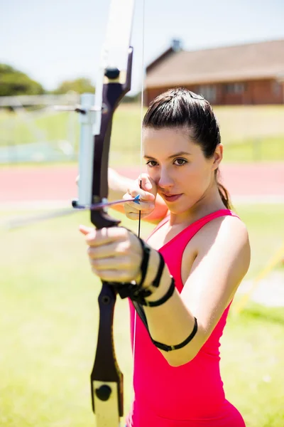 Atleta practicando tiro con arco —  Fotos de Stock