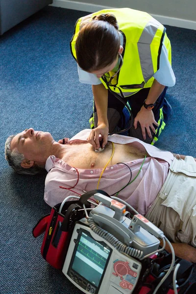 Vizsgálata a beteg paramedic — Stock Fotó