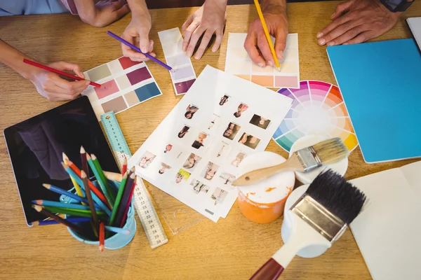 Focus op het papier met handen — Stockfoto