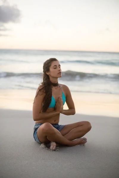 Jeune femme effectuant du yoga — Photo