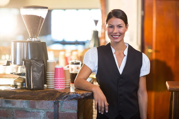 Waitress standing at counter — Stock Photo, Image