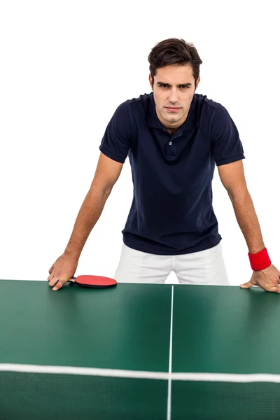 Atleta masculino confiante apoiando-se na mesa dura — Fotografia de Stock