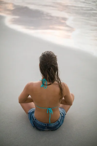 Frau macht Yoga — Stockfoto